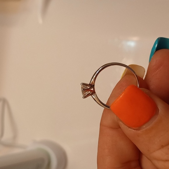 One carat moissanite diamond engagement ring - Picture 3 of 3